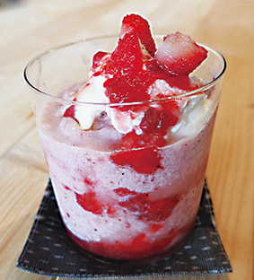 【黒滝サク渾身の1品】柳川産あまおうをふんだんに使用し、生クリームとバニラアイスをトッピングした。